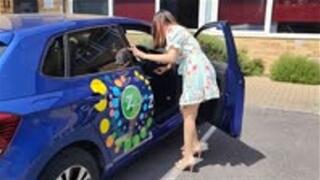 Sarah drives herself to the Wedding!