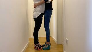 GIRLS IN PLATFORM SHOES TOE TAPPING - MP4 Mobile Version