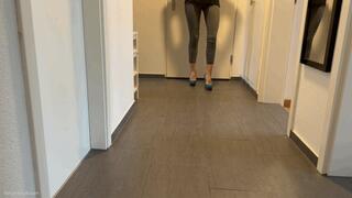 RUNWAY WALK GIRL SPRAINED ANKLE - MOV HD
