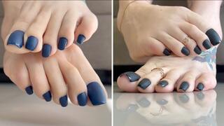 Rubbing my feet in front of you (MP4-HD 1080p)