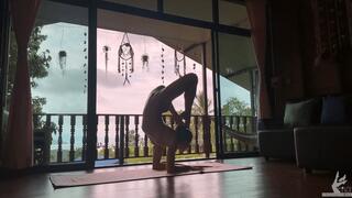 Dr Wolfe's Mesmerizing Yoga Practice (720 MP4)