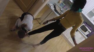 ZOE - I like feeling your tongue on my feet! (720p)