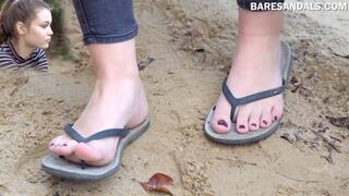 Leina with flip flops and barefoot in the sand - Video update 13435 HD