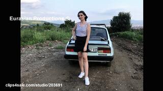 CustomVideo - 014 B - Jessy cranking old Skoda barefoot Face cam