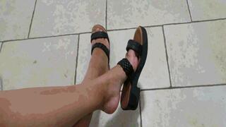 Three pairs of flip flops MP4(1280*720)HD