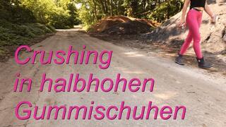 Crushing in rubber shoes - Crushing in Gummischuhen