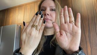 Come suck my hands! Suck finger by finger! (MP4-HD 1080p)