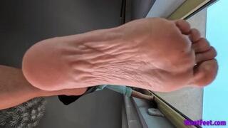 Lara Barefoot Stomping - 4K MP4