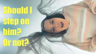 Should I Step on Him or Not? - Gigantic Andrea 4k