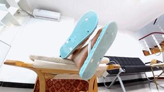 QQ Stool with 360 feet on top