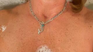 Carissa invites you to bathtime session