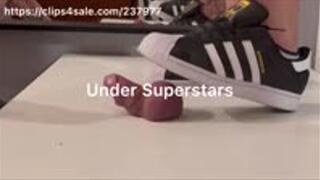 Under Superstars - Ball squeeze Close View