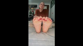 Roommate pays my expenses and ask for just one thing in return. My wrinkly soles to milk his huge balls and I HATE the mess.