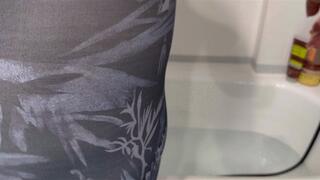 Stepmom long farts in bathtub in latex leggings