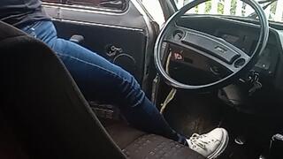 Barbara wants to warm up the car fiat 147