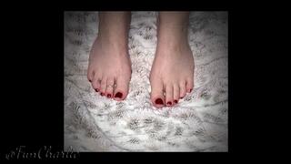 FunCharlie rubs her sexy feet on faux fur and it feels so good!