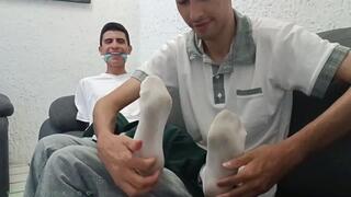 MIGUEL Y JHONY SE HACEN COSQUILLAS