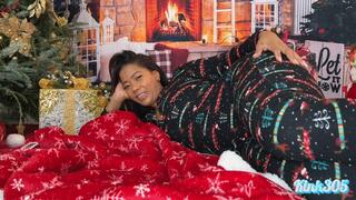 Amaya Blue plays with her pussy on day 1 of 14 days til xmas