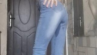 Carina pee in jeans for the first time