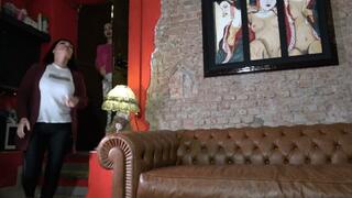 MISTRESS LILY DUPONT : SNIFFING OUR SMELLY FEET AFTER GYM