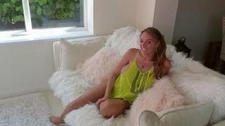 HUGE TIT BIMBO PORNSTARS HOME BLOWJOB & CUM PLAY