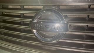 Loud Revving a 2012 Nissan Barefoot - small ebony toes!!!