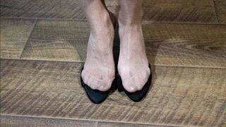 Dipping in black sabots shoes, crushed shoe