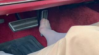 Hard Revving my 1976 thunderbird and wiggling my toes