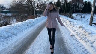 girl walked in high heels on a slippery road and fell, severely injuring her foot on slippery mountain