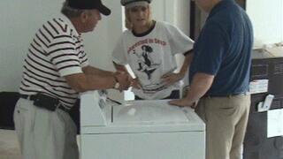 Old Salesmen Got Got Pussy As Payment! (mp4 sd)