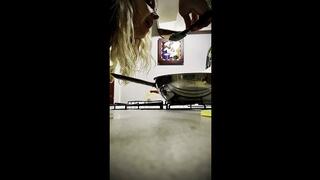 Giantess Lilith Presents: Cooking Tinies