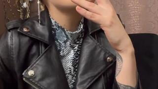 Enciuragement, instr in smoking a cigarette