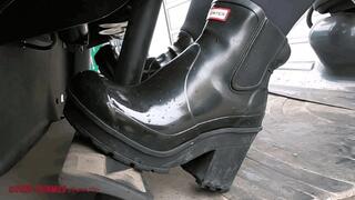 Mila - Hunter wellies and pedals