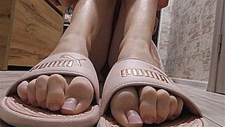 My sweet fingers in flip flops! MP4