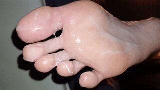 Olivia - Eating cum off her oily soles after worshipping them (4K)