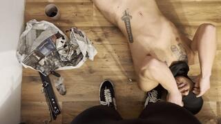 Slave likes dirty feet - Sklave mag dreckige Füße HD