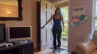 Giantess Lolla shrinks entire world