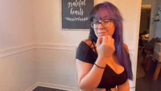 Giantess Lolla swallows a thief