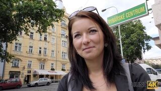 HUNT4K. Erfolgreiche Abholung Und Sex Für Geld Mit Schönen Jungen Dame