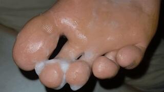 Lena - Eating huge load of cum from between her dirty toes (1080p)
