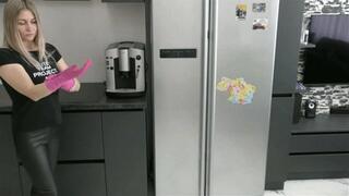 Cleaning and farting MP4 FULL HD 1080p
