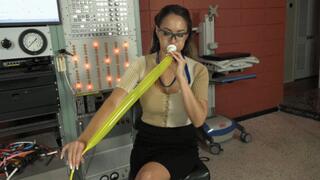 Lucy Purr Blows and Twists Entertainer Balloons (MP4 - 720p)