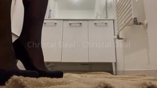 I love to masturbate myself in my bathroom - heel and nylon stockings