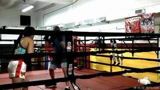 Sparring Boxing women profesional boxer vs untrained boxer