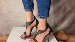 Trampling in snake skin High Heels