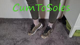 Hot Shoejob with nylon footjob