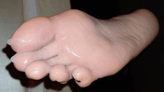 Adele - Cumming on her big feet [foot worship, footjob, urethral insertion, cum eating] (4K)
