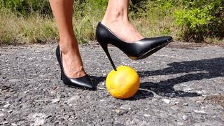 bef24 Grapefruit under Scarletts high heels (mp4-FHD)