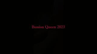 feet play on the floor