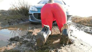 Dirty, wet and angry, she goes on foot for help MP4 (1920x1080) FHD